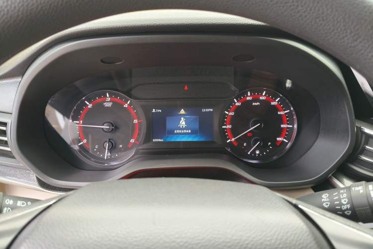 Used SAIC MAXUS Xintu V90 2022 2.0T Manual ZhiDa Rear-Drive Long Wheelbase High-Roof Single-Tire 9-Seater Odometer Close Up