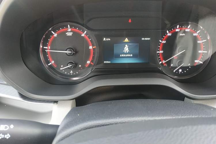 Used SAIC MAXUS Xintu V90 2022 2.0T Manual – Yunjie Front-Wheel-Drive Short Wheelbase Mid-Roof Design with Single Rear Tire 6-Seater Odometer Close Up