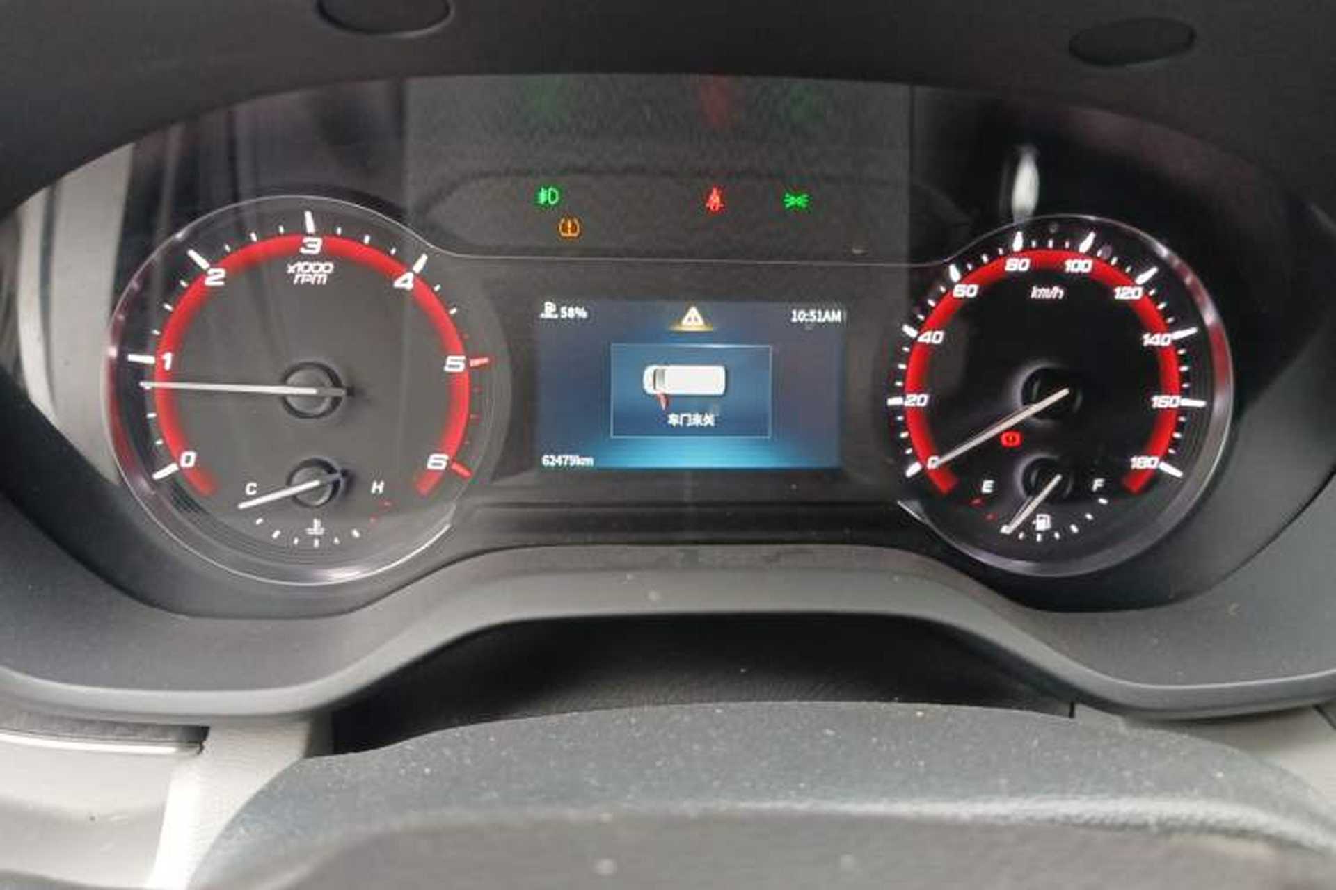 Used SAIC MAXUS Xintu V90 2022 2.0T Manual – Yunjie Front-Wheel-Drive Short Wheelbase Mid-Roof Design with Single Rear Tire 6-Seater Odometer Close Up