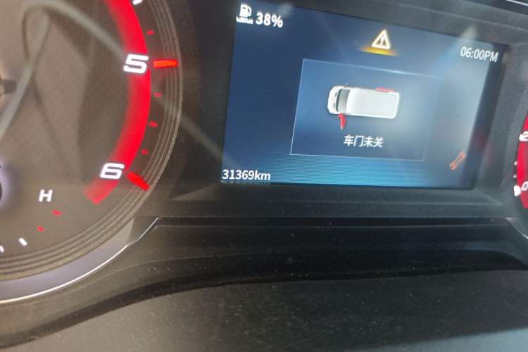 Used SAIC MAXUS Xintu V90 2022 2.0T Manual – Yunjie Front-Wheel-Drive Short Wheelbase Mid-Roof Design with Single Rear Tire 6-Seater Odometer Close Up