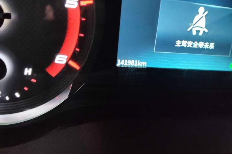 Used SAIC MAXUS Xintu V90 2022 2.0T Automatic Zhiyun King Rear-Drive Long Wheelbase High-Roof Design with Single Rear Tire—6/7 Seater Odometer Close Up