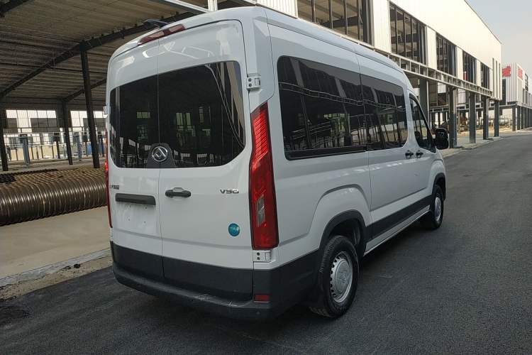 Used SAIC MAXUS Xintu V90 2022 2.0T Manual Zhiyun King Rear-Drive Long Wheelbase High-Roof with Single Rear Tire—6/7 Seats Rear Right 45 Deg
