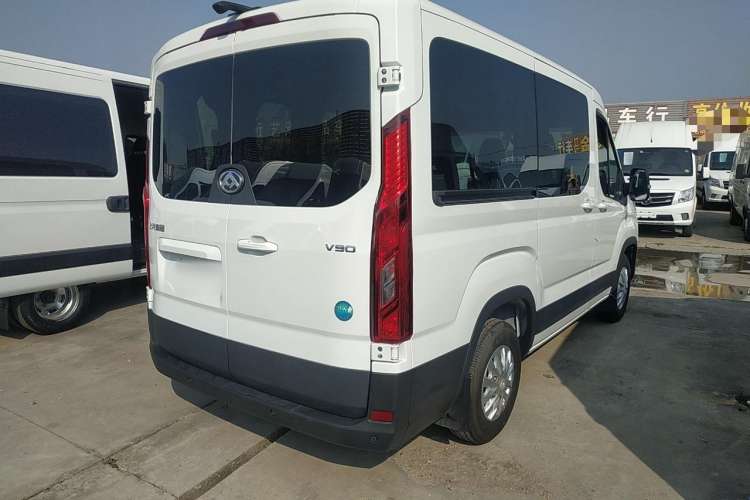 Used SAIC MAXUS Xintu V90 2022 2.0T Manual – Yunjie Front-Wheel-Drive Short Wheelbase Mid-Roof Design with Single Rear Tire 6-Seater Rear Right 45 Deg