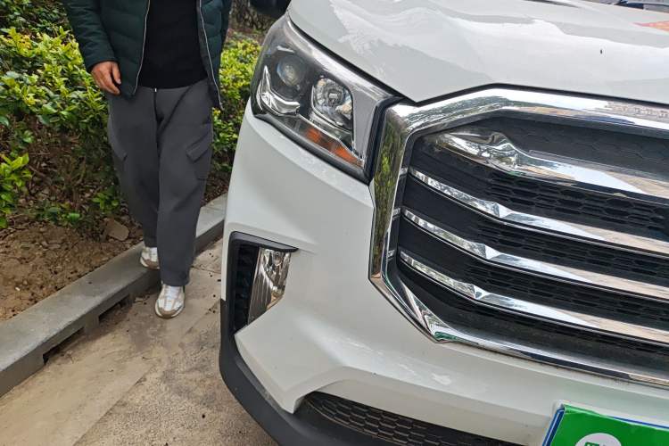 Used SAIC MAXUS Xintu V90 2022 2.0T Manual Zhiyun King Rear-Drive Long Wheelbase High-Roof with Single Rear Tire—6/7 Seats Right Front Headlight