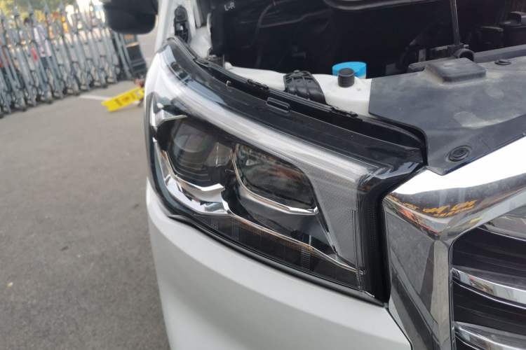Used SAIC MAXUS Xintu V90 2022 2.0T Automatic Zhiyun King Rear-Drive Long Wheelbase High-Roof Design with Single Rear Tire—6/7 Seater Right Front Headlight