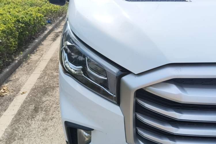 Used SAIC MAXUS Xintu V90 2022 2.0T Manual Zhiyun King Rear-Drive Long Wheelbase High-Roof with Single Rear Tire—6/7 Seats Right Front Headlight