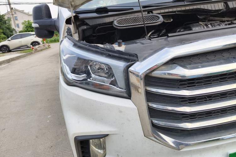 Used SAIC MAXUS Xintu V90 2022 2.0T Automatic ZhiDa Rear-Drive Long Wheelbase High-Roof Design with Single Rear Tire 9-Seater Right Front Headlight