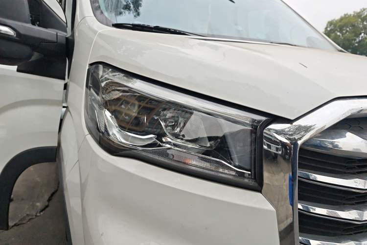 Used SAIC MAXUS Xintu V90 2022 2.0T Automatic Zhiyun King Rear-Drive Long Wheelbase High-Roof Design with Single Rear Tire—6/7 Seater Right Front Headlight