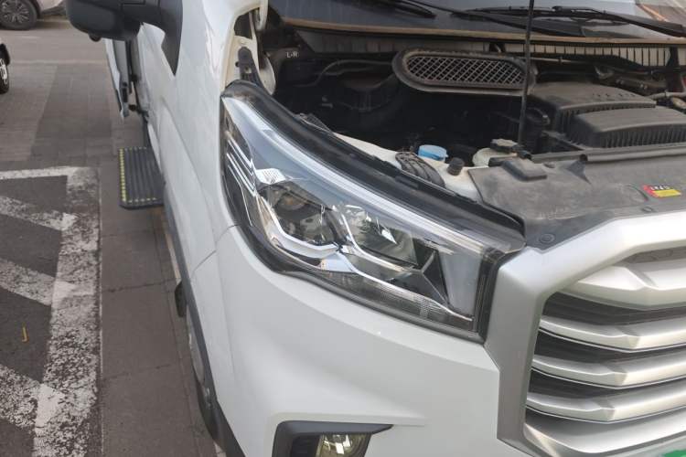 Used SAIC MAXUS Xintu V90 2022 2.0T Manual – Yunjie Front-Wheel-Drive Short Wheelbase Mid-Roof Design with Single Rear Tire 6-Seater Right Front Headlight