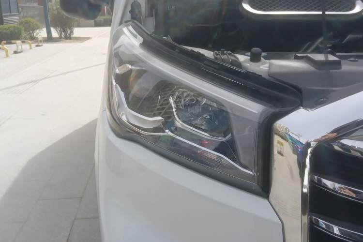 Used SAIC MAXUS Xintu V90 2022 2.0T Automatic ZhiDa Rear-Drive Long Wheelbase High-Roof Design with Single Rear Tire 9-Seater Right Front Headlight