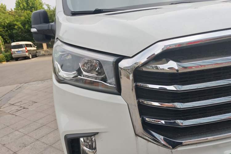 Used SAIC MAXUS Xintu V90 2022 2.0T Automatic ZhiDa Rear-Drive Long Wheelbase High-Roof Design with Single Rear Tire 9-Seater Right Front Headlight