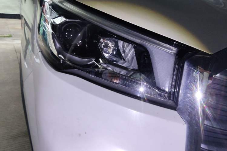 Used SAIC MAXUS Xintu V90 2022 2.0T Automatic Zhiyun King Rear-Drive Long Wheelbase High-Roof Design with Single Rear Tire—6/7 Seater Right Front Headlight