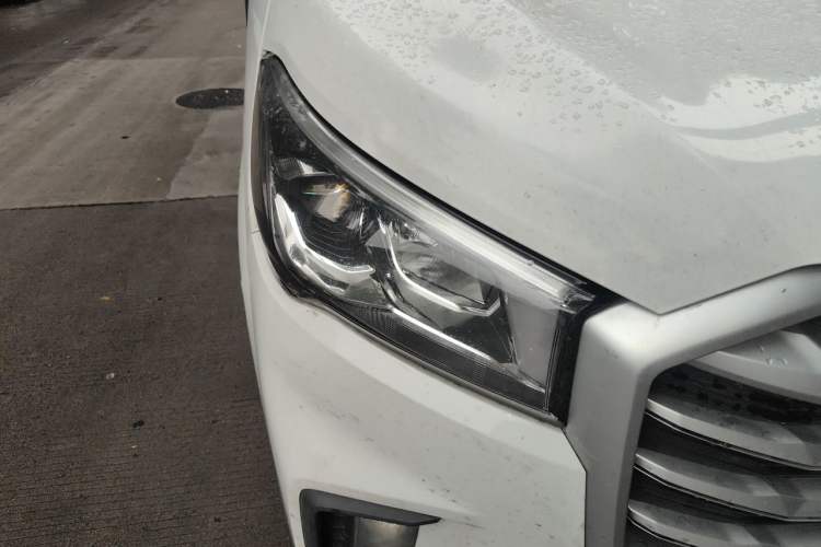 Used SAIC MAXUS Xintu V90 2022 2.0T Manual VAN Rear-Drive Long Wheelbase High Roof Single Rear Tire 3-Seater Right Front Headlight
