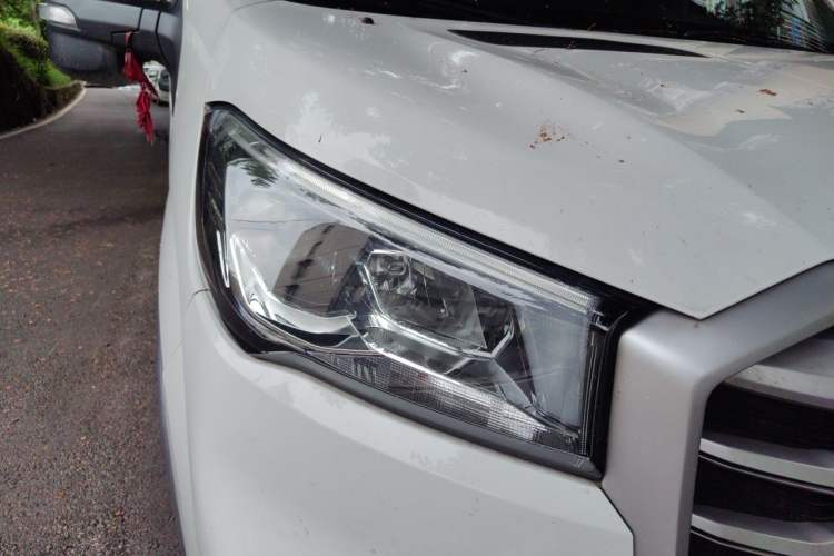 Used SAIC MAXUS Xintu V90 2022 2.0T Manual VAN Rear-Drive Long Wheelbase High Roof Single Rear Tire 3-Seater Right Front Headlight