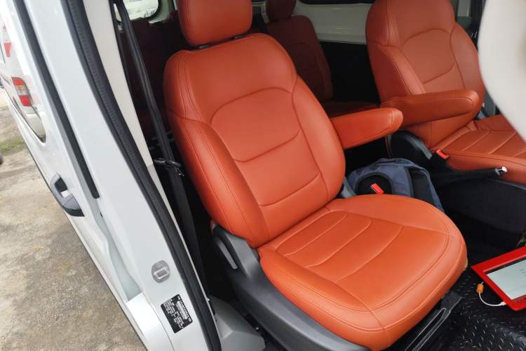 Used SAIC MAXUS Xintu V90 2022 2.0T AMT Yunjie Front-Wheel-Drive Long Wheelbase High-Roof Single-Tire Rear 7-Seater Right Front Seat