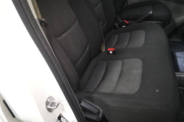 Used SAIC MAXUS Xintu V90 2022 2.0T Manual – Yunjie Front-Wheel-Drive Short Wheelbase Mid-Roof Design with Single Rear Tire 6-Seater Right Front Seat