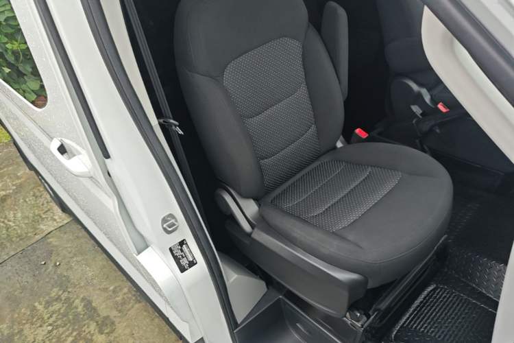 Used SAIC MAXUS Xintu V90 2022 2.0T Manual Zhiyun King Rear-Drive Long Wheelbase High-Roof with Single Rear Tire—6/7 Seats Right Front Seat