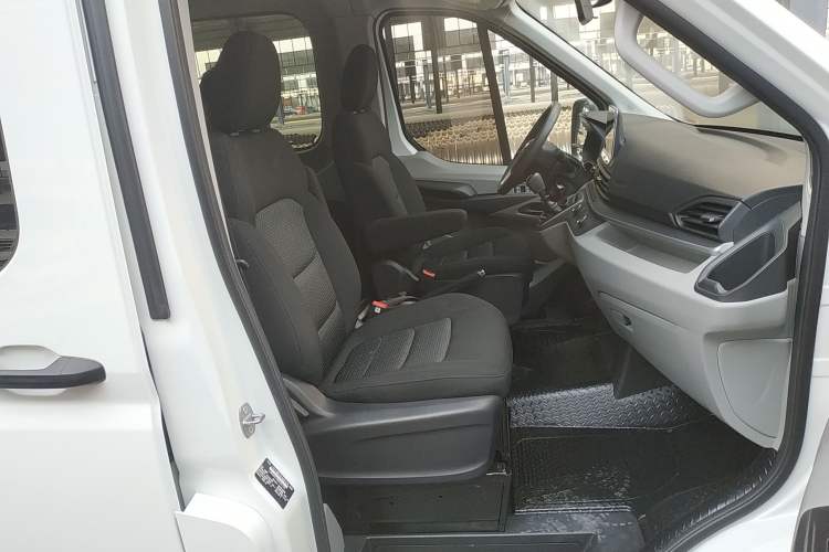 Used SAIC MAXUS Xintu V90 2022 2.0T Manual Zhiyun King Rear-Drive Long Wheelbase High-Roof with Single Rear Tire—6/7 Seats Right Front Seat