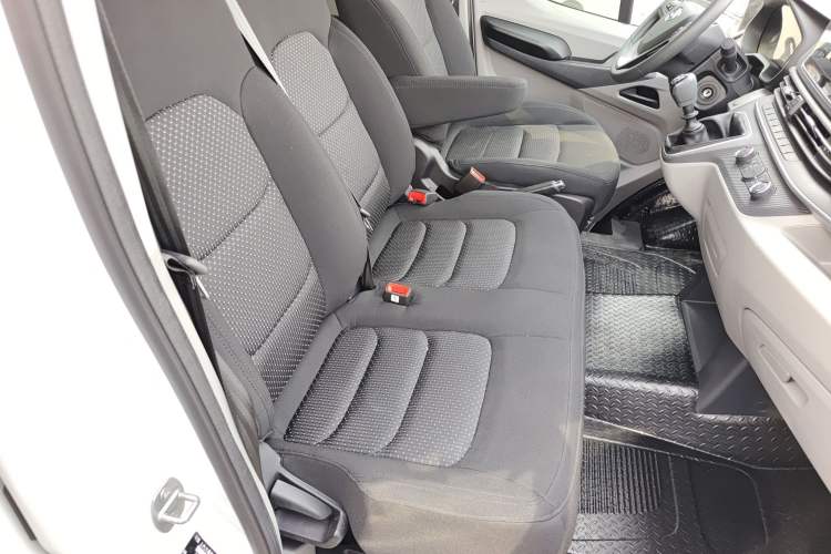 Used SAIC MAXUS Xintu V90 2022 2.0T Manual – Yunjie Front-Wheel-Drive Short Wheelbase Mid-Roof Design with Single Rear Tire 6-Seater Right Front Seat