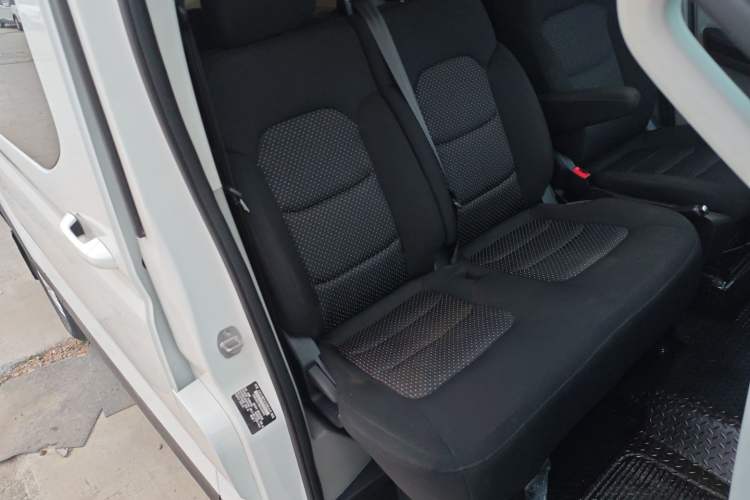 Used SAIC MAXUS Xintu V90 2022 2.0T Automatic Zhiyun King Rear-Drive Long Wheelbase High-Roof Design with Single Rear Tire—6/7 Seater Right Front Seat