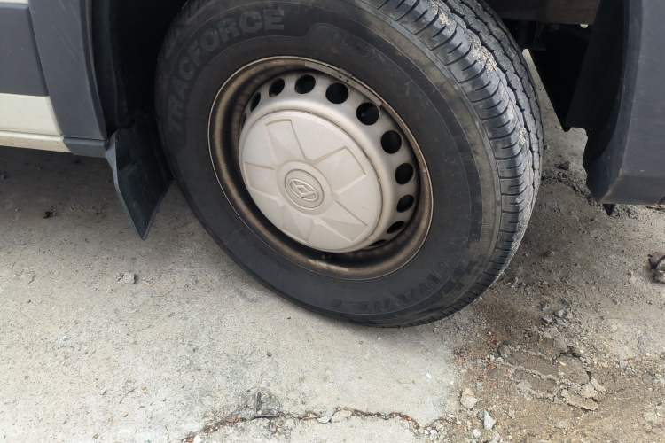 Used SAIC MAXUS Xintu V90 2022 2.0T Manual Zhiyun King Rear-Drive Long Wheelbase High-Roof with Single Rear Tire—6/7 Seats Right Front Wheel Hub