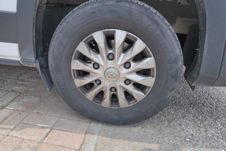 Used SAIC MAXUS Xintu V90 2022 2.0T Automatic ZhiDa Commercial Version Rear-Drive Long Wheelbase High Roof with Single Rear Tire 9-Seater Right Front Wheel Hub