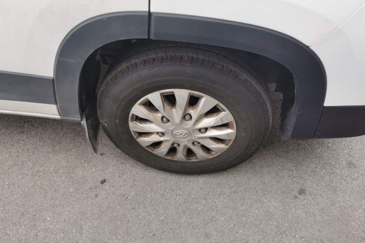Used SAIC MAXUS Xintu V90 2022 2.0T Automatic Zhiyun King Rear-Drive Long Wheelbase High-Roof Design with Single Rear Tire—6/7 Seater Right Front Wheel Hub