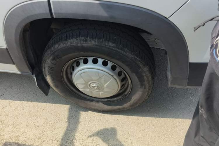 Used SAIC MAXUS Xintu V90 2022 2.0T Manual Zhiyun King Rear-Drive Long Wheelbase High-Roof with Single Rear Tire—6/7 Seats Right Front Wheel Hub