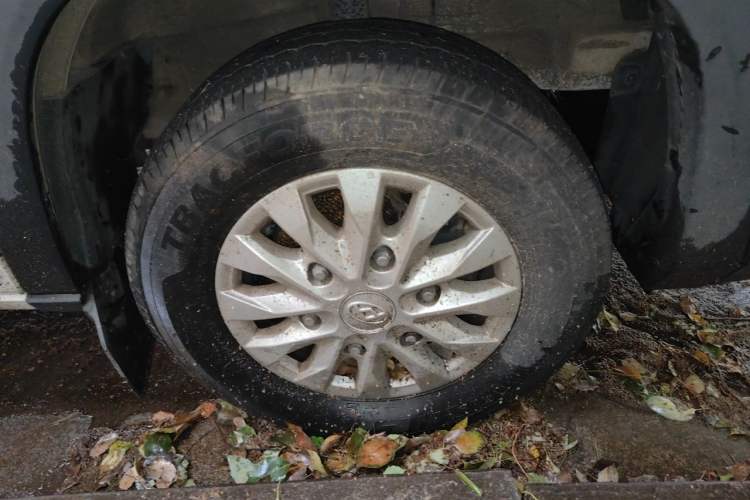 Used SAIC MAXUS Xintu V90 2022 2.0T Automatic Zhiyun King Rear-Drive Long Wheelbase High-Roof Design with Single Rear Tire—6/7 Seater Right Front Wheel Hub
