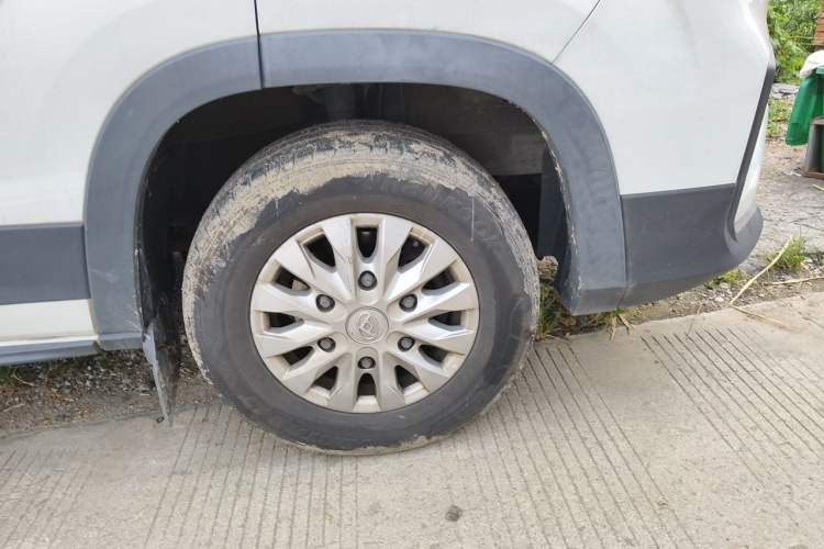 Used SAIC MAXUS Xintu V90 2022 2.0T Automatic ZhiDa Rear-Drive Long Wheelbase High-Roof Design with Single Rear Tire 9-Seater Right Front Wheel Hub