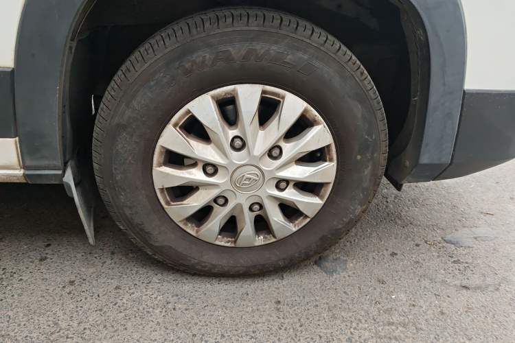 Used SAIC MAXUS Xintu V90 2022 2.0T Automatic Zhiyun King Rear-Drive Long Wheelbase High-Roof Design with Single Rear Tire—6/7 Seater Right Front Wheel Hub