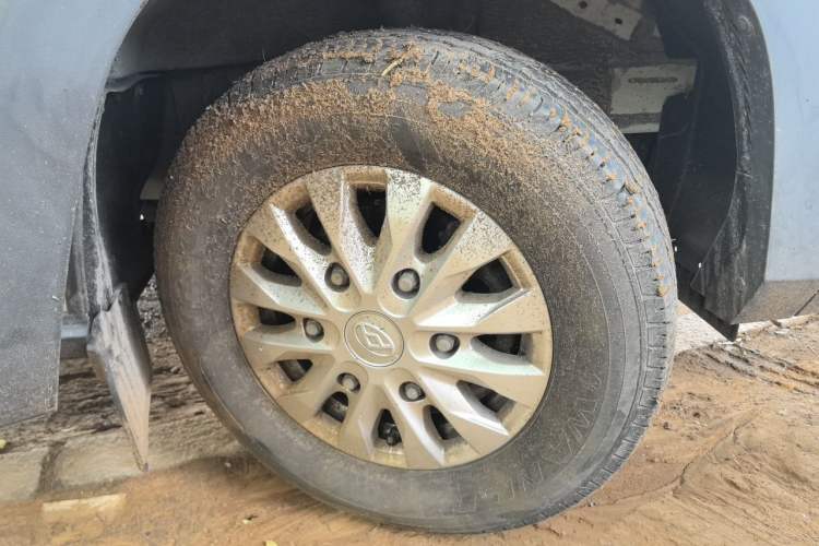 Used SAIC MAXUS Xintu V90 2022 2.0T Automatic Zhiyun King Rear-Drive Long Wheelbase High-Roof Design with Single Rear Tire—6/7 Seater Right Front Wheel Hub