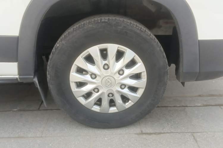 Used SAIC MAXUS Xintu V90 2022 2.0T Automatic ZhiDa Rear-Drive Long Wheelbase High-Roof Design with Single Rear Tire 9-Seater Right Front Wheel Hub
