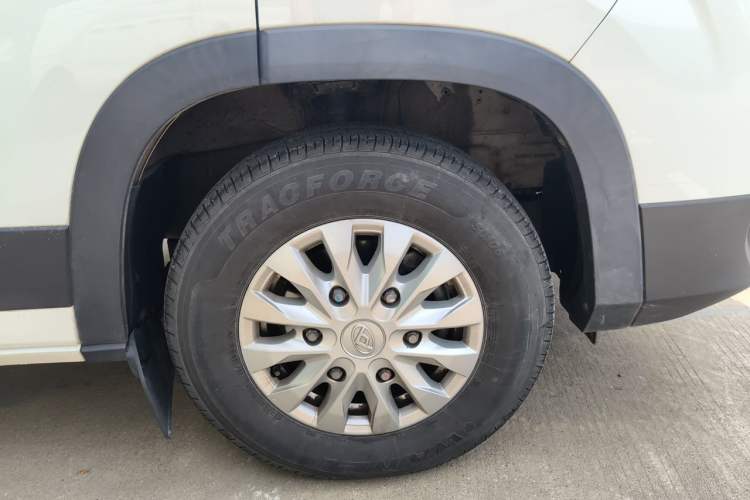 Used SAIC MAXUS Xintu V90 2022 2.0T AMT Yunjie Front-Wheel-Drive Short Wheelbase Mid-Roof Design with Single Rear Tire and 6 Seats Right Front Wheel Hub