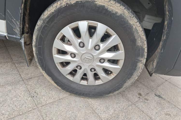 Used SAIC MAXUS Xintu V90 2022 2.0T Automatic ZhiDa Rear-Drive Long Wheelbase High-Roof Design with Single Rear Tire 9-Seater Right Front Wheel Hub