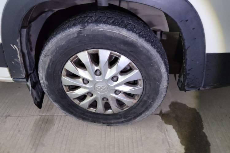 Used SAIC MAXUS Xintu V90 2022 2.0T Automatic Zhiyun King Rear-Drive Long Wheelbase High-Roof Design with Single Rear Tire—6/7 Seater Right Front Wheel Hub