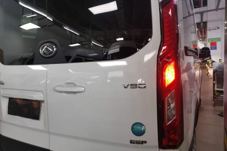 Used SAIC MAXUS Xintu V90 2022 2.0T Manual – Yunjie Front-Wheel-Drive Short Wheelbase Mid-Roof Design with Single Rear Tire 6-Seater Right Rear Taillight