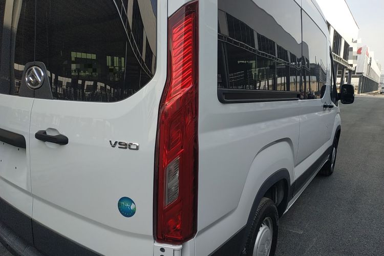 Used SAIC MAXUS Xintu V90 2022 2.0T Manual Zhiyun King Rear-Drive Long Wheelbase High-Roof with Single Rear Tire—6/7 Seats Right Rear Taillight