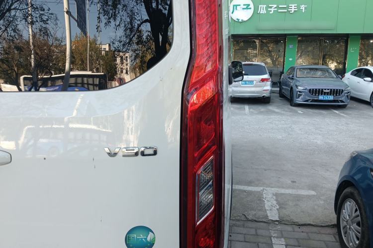 Used SAIC MAXUS Xintu V90 2022 2.0T Manual – Yunjie Front-Wheel-Drive Short Wheelbase Mid-Roof Design with Single Rear Tire 6-Seater Right Rear Taillight