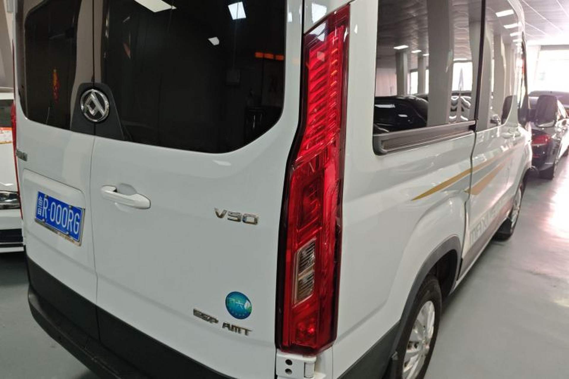 Used SAIC MAXUS Xintu V90 2022 2.0T AMT Yunjie Front-Wheel-Drive Short Wheelbase Mid-Roof Design with Single Rear Tire and 6 Seats Right Rear Taillight