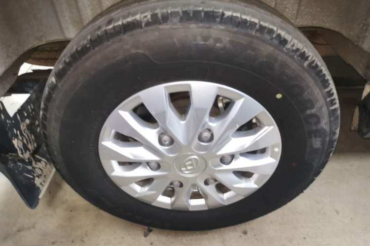Used SAIC MAXUS Xintu V90 2022 2.0T Manual – Yunjie Front-Wheel-Drive Short Wheelbase Mid-Roof Design with Single Rear Tire 6-Seater Right Rear Wheel Hub