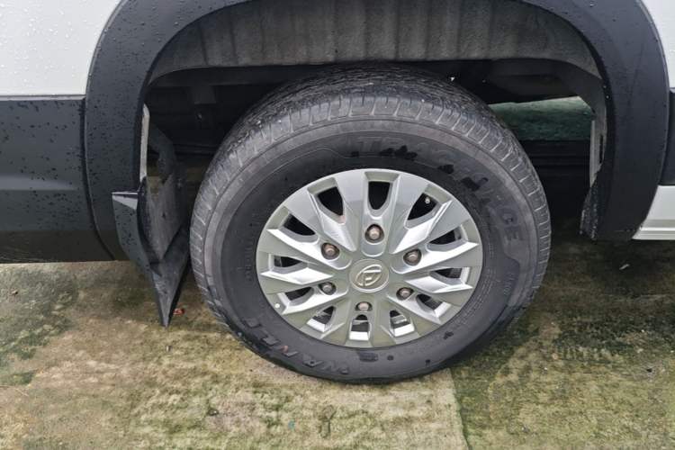 Used SAIC MAXUS Xintu V90 2022 2.0T Manual Zhiyun King Rear-Drive Long Wheelbase High-Roof with Single Rear Tire—6/7 Seats Right Rear Wheel Hub