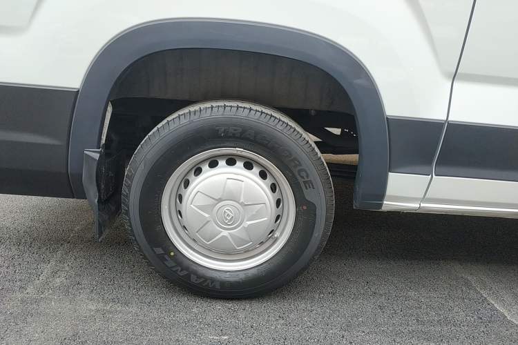 Used SAIC MAXUS Xintu V90 2022 2.0T Manual Zhiyun King Rear-Drive Long Wheelbase High-Roof with Single Rear Tire—6/7 Seats Right Rear Wheel Hub