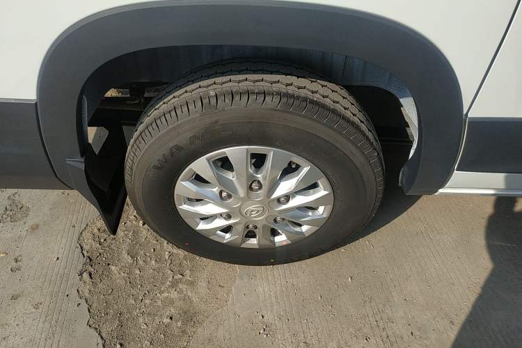 Used SAIC MAXUS Xintu V90 2022 2.0T Manual – Yunjie Front-Wheel-Drive Short Wheelbase Mid-Roof Design with Single Rear Tire 6-Seater Right Rear Wheel Hub