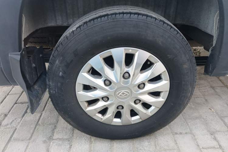 Used SAIC MAXUS Xintu V90 2022 2.0T Manual – Yunjie Front-Wheel-Drive Short Wheelbase Mid-Roof Design with Single Rear Tire 6-Seater Right Rear Wheel Hub