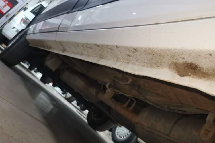 Used SAIC MAXUS Xintu V90 2022 2.0T Manual – Yunjie Front-Wheel-Drive Short Wheelbase Mid-Roof Design with Single Rear Tire 6-Seater Right Side Sill