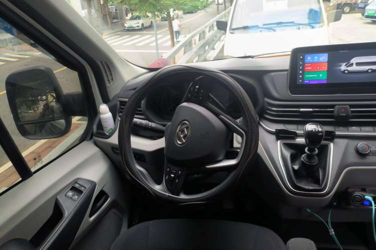Used SAIC MAXUS Xintu V90 2022 2.0T Manual Zhiyun King Rear-Drive Long Wheelbase High-Roof with Single Rear Tire—6/7 Seats Steering Wheel