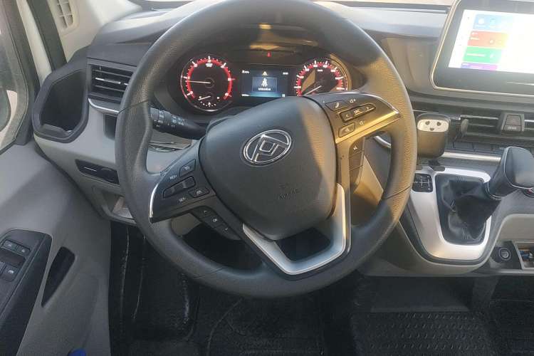 Used SAIC MAXUS Xintu V90 2022 2.0T AMT Yunjie Front-Wheel-Drive Long Wheelbase High-Roof Single-Tire Rear 7-Seater Steering Wheel