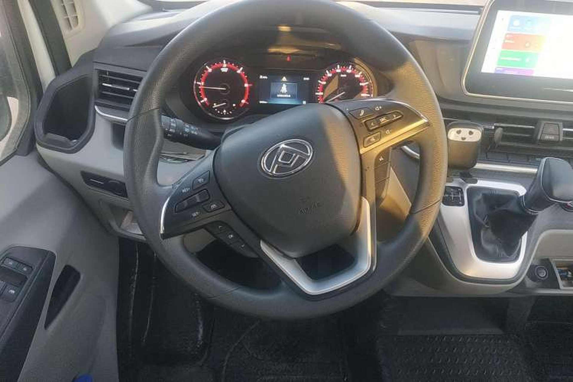 Used SAIC MAXUS Xintu V90 2022 2.0T AMT Yunjie Front-Wheel-Drive Long Wheelbase High-Roof Single-Tire Rear 7-Seater Steering Wheel