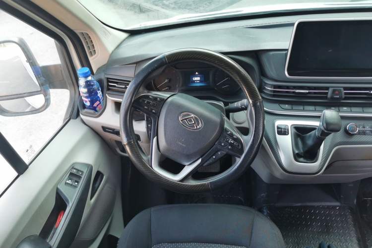 Used SAIC MAXUS Xintu V90 2022 2.0T Automatic Zhiyun King Rear-Drive Long Wheelbase High-Roof Design with Single Rear Tire—6/7 Seater Steering Wheel